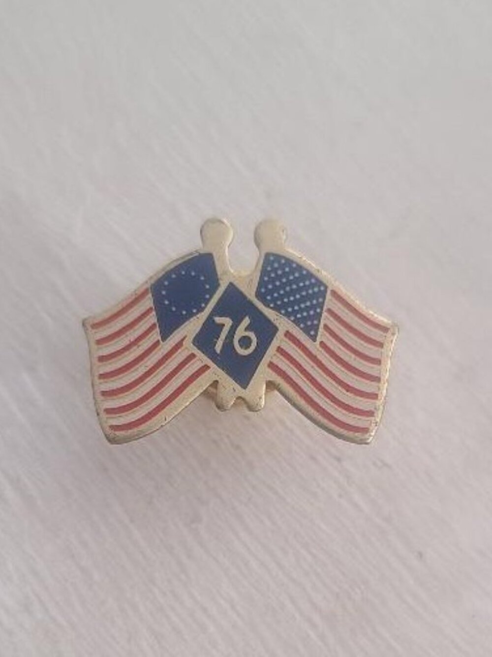 United States Bicentennial 1976 American Flags Vintage USA Patriotic Lapel Pin